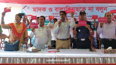 কোটালীপাড়ায় মাদক ও বাল্যবিয়েকে লালকার্ড দেখানো হচ্ছে। ছবি-প্রতিনিধি 