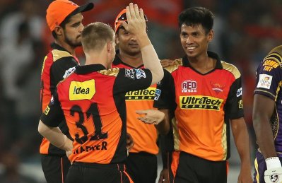 আইপিএলে সতীর্থদের সঙ্গে ওয়ার্নার ও মোস্তাফিজ