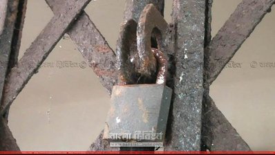 মরিচা পড়েছে সেন্টমার্টিন হাসপাতালের গেটে ও তালায় (ছবি-প্রতিনিধি )