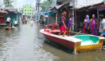 রাজধানীর অদূরেই চলছে নৌকা