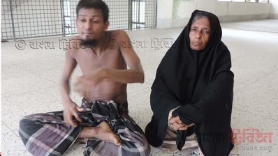 মায়ের সঙ্গে মিজানুর রহমান