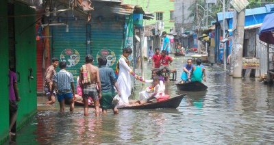 রাজধানীর অদূরেই চলছে নৌকা