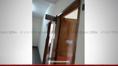 সোমবার মিটফোর্ড  হাসপাতালে ডা. মাকসুদের কক্ষটি খোলা থাকলেও তার দাবি তিনি ছুটিতে আছেন