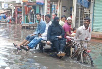 রাজধানীর অদূরেই চলছে নৌকা
