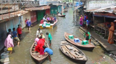 চলছে নৌকায় পারাপার