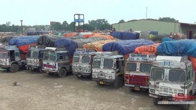 হিলি স্থলবন্দরে আটকা পড়ে আছে দেড় শতাধিক চালবোঝাই ট্রাক। 