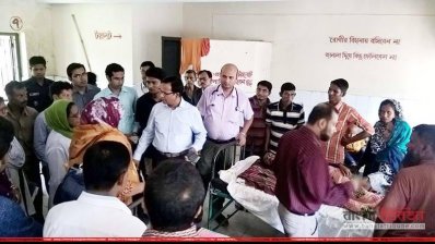 রোগীদের সঙ্গে কথা বলছেন দুদকের কর্মকর্তা