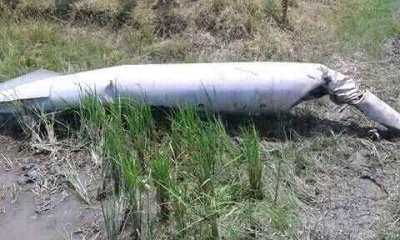 পরিত্যক্ত অবস্থায় বিমানের তেলের ট্যাংক 