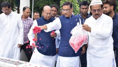 বনানী কবরস্থানে বঙ্গমাতার প্রতি শ্রদ্ধা নিবেদন করছেন আওয়ামী লীগের নেতারা। (ছবি: ওবায়দুল কাদেরের ফেসবুক পেজ থেকে সংগৃহীত)