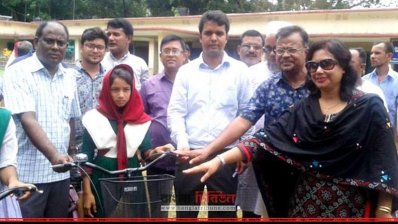 মেধাবী শিক্ষার্থীদের মাঝে সাইকেল বিতরণ 