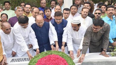 বনানী কবরস্থানে বঙ্গমাতার প্রতি শ্রদ্ধা নিবেদন করছেন আওয়ামী লীগের নেতারা। (ছবি: ওবায়দুল কাদেরের ফেসবুক পেজ থেকে সংগৃহীত)