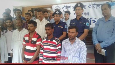 আত্মসমর্পনকারী তিন ডাকাত