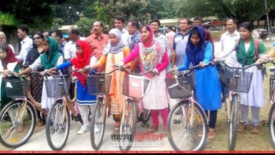 মেধাবী শিক্ষার্থীদের মাঝে সাইকেল বিতরণ