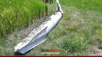 ধানক্ষেতে পরিত্যক্ত অবস্থায় বিমানের ট্যাংক 