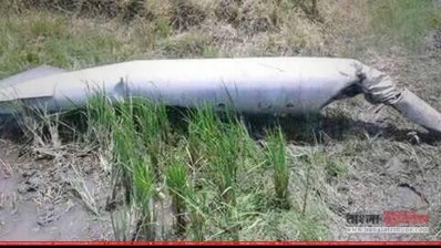 নবীনগরে জমিতে পরে থাকা তেলের ট্যাংকগুলো ফাইটার বিমানের