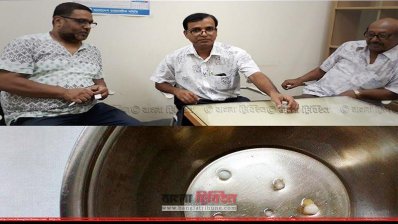 ঠাকুরগাঁওয়ে রোগীর চোখ থেকে বের করা পাথর ও চিকিৎসকরা
