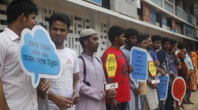 টিআইবির মানববন্ধব