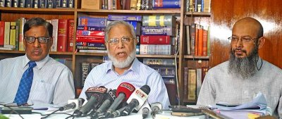 সংবাদ সম্মেলনে আইন কমিশনের চেয়ারম্যান এবিএম খায়রুল হকসহ অন্যরা