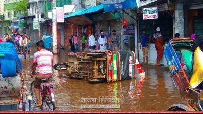 পানিতে তলিয়ে থাকা একটি রাস্তা, খানাখন্দ দৃশ্যমান না হওয়ায় এ রাস্তায় সম্প্রতি এক ইজিবাইক উল্টে যায় (ছবি- প্রতিনিধি)