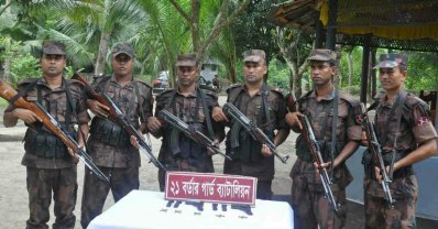 বেনাপোলে উদ্ধার করা অস্ত্র ও গুলি