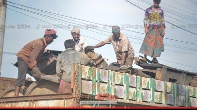 ইঞ্জিনগুলো ট্রাকে তোলা হচ্ছে