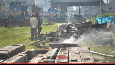 খুলনা রেলওয়ের লোকোশেড থেকে ইঞ্জিনগুলো ভেঙে ভেঙে নিয়ে যাওয়া হচ্ছে 