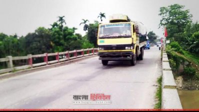 করতোয়া সেতুর নিচে চারটি গার্ডারে ফাটল ধরেছে, ধীরে ধীরে চলছে যানবাহন (ছবি-প্রতিনিধি) 