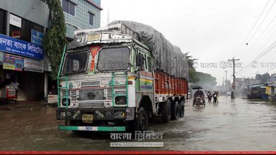 টানা বর্ষণে বন্দরের প্রধান সড়কে সৃষ্ট জলাবদ্ধতা (ছবি- প্রতিনিধি)