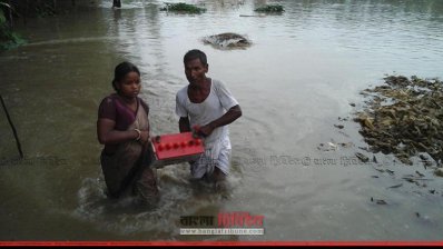 গোরকমন্ডল বেড়িবাঁধের প্রায় ২০ ফুট অংশ ভেঙে ছয়টি গ্রাম প্লাবিত হওয়ায় আশ্রয়ের খোঁজে ছুটছেন গ্রামবাসী
