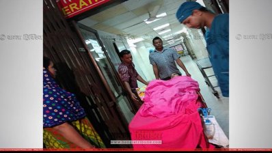 ওটিতে নেওয়ার সময় মাকে দেখছে মুক্তামিনকে