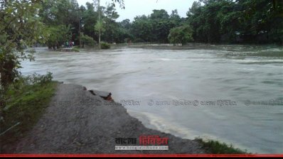 গোরকমন্ডল বেড়িবাঁধের প্রায় ২০ ফুট অংশ ভেঙে ছয়টি গ্রাম প্লাবিত হয়েছে