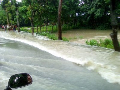 ধরলা তীর রক্ষা বাঁধে ধস, হুমকিতে কুড়িগ্রাম-রংপুর সড়ক যোগাযোগ (ছবি-কুড়িগ্রাম প্রতিনিধি)