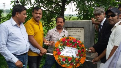 মানিকগঞ্জে তারেক মাসুদ ও মিশুক মুনীরের স্মৃতিফলকে পুষ্পস্তবক অর্পণ