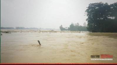শহরের বেড়িবাঁধের বাইরের এলাকাগুলো প্লাবিত হয়ে গেছে