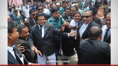 বরিশালের জজ আদালত প্রাঙ্গণে ষোড়শ সংশোধনী বাতিলের রায় নিয়ে আইনজীবীদের পাল্টাপাল্টি সমাবেশ