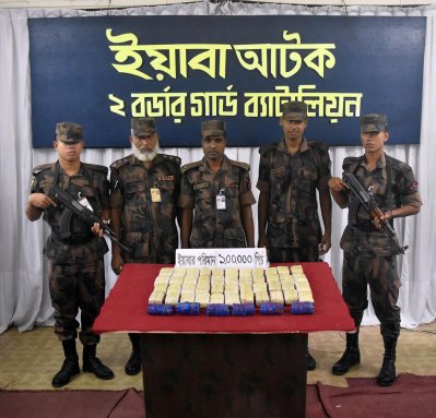 কক্সবাজারে এক লাখ পিস ইয়াবা উদ্ধার করেছে বিজিবি&rsquo;র সদস্যরা (ছবি- কক্সবাজার প্রতিনিধি)