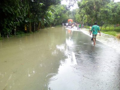 ধরলা তীর রক্ষা বাঁধে ধস, হুমকিতে কুড়িগ্রাম-রংপুর সড়ক যোগাযোগ (ছবি-কুড়িগ্রাম প্রতিনিধি)