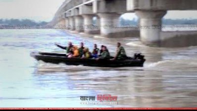 রংপুরের বন্যা কবলিত এলাকা থেকে লোকজনকে উদ্ধার করে নিয়ে যাচ্ছে সেনাবাহিনী 