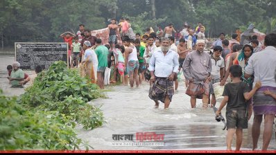 সড়ক ভেঙে দিনাজপুর সদর-বিরল-কাহারোল উপজেলায় যোগাযোগ বিচ্ছিন্ন