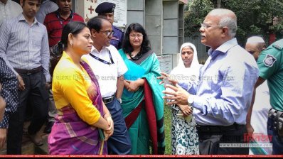 শ্রীপুরে কমিউনিটি ক্লিনিক পরিদর্শনে দুদক চেয়ারম্যান (ছবি-প্রতিনিধি)