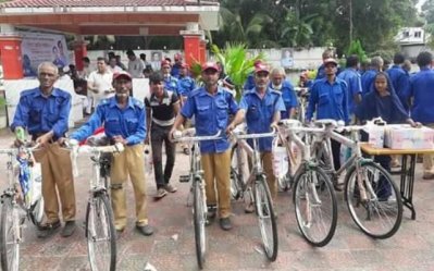 বাইসাইকেল ও সেলাই মেশিন পেয়ে খুশি গ্রাম পুলিশরা
