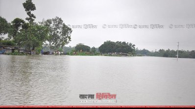 সড়ক ভেঙে দিনাজপুর সদর-বিরল-কাহারোল উপজেলায় যোগাযোগ বিচ্ছিন্ন 