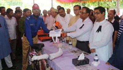 প্রধানমন্ত্রীর সাবেক প্রটোকল অফিসার আলাউদ্দিন আহামেদ চৌধুরী নাসিম গ্রাম পুলিশের হাতে বাইসাইকেল তুলে দিচ্ছেন