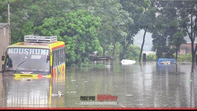 দিনাজপুরে শহর রক্ষা বাঁধ ভেঙে সড়ক ও রেল যোগাযোগ বন্ধ 