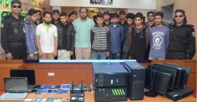 র‌্যাবের হাতে আটক প্রতারক চক্র (ছবি- সংগৃহীত)