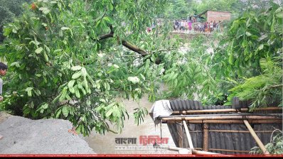 বাসাবাড়িতে ঢুকে গেছে পানি