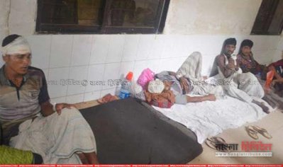 হাতিয়ার জাহাইজ্জ্যার চরের দক্ষিণে কেলার খাল সংলগ্ন মেঘনায় ইলিশ মাছ ধরার নৌকায় হামলা চালিয়ে জেলেদের আহত করে সন্ত্রাসীরা