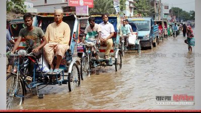 নওগাঁ শহরের রাস্তায় পানি
