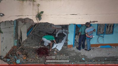 বিস্ফোরণের পর হোটেল ওলিও থেকে জঙ্গি সাইফুলের লাশ বের করে আনা হচ্ছে 