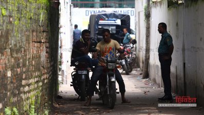 আটকে দেওয়া হয় আশপাশের সব অলিগলি